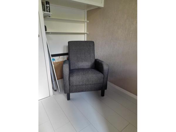 Grijze fauteuil