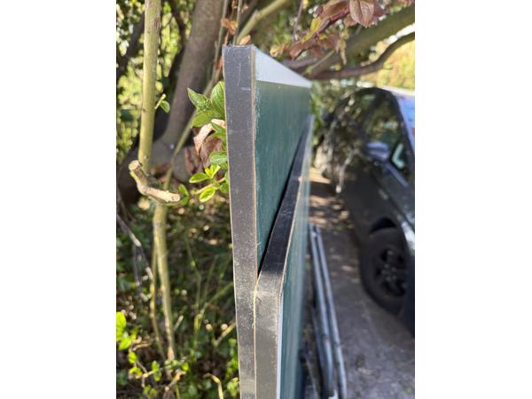 Twee houten bladen tafeltennistafel