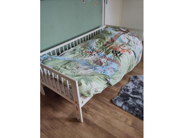 Kinderbed wit hout 76 cm x 165 cm x 57 cm (BxLxH)