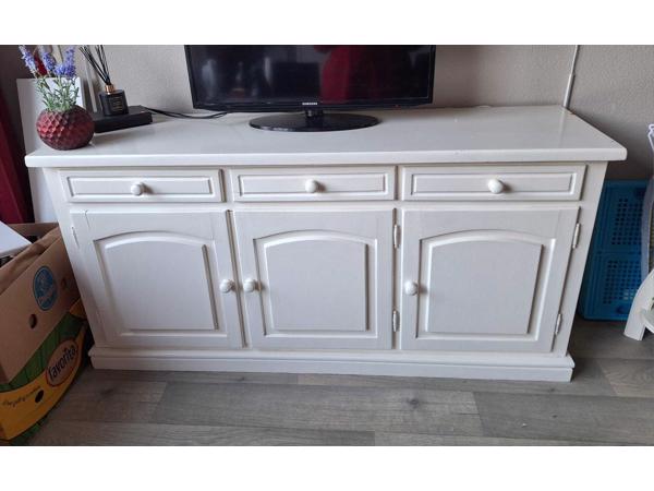oud dressoir - geschilderd in roomwit