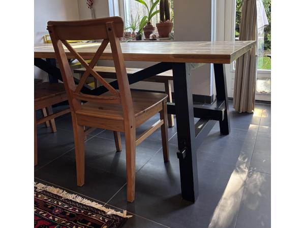 Robuuste houten eettafel 235cm met 3 stoelen