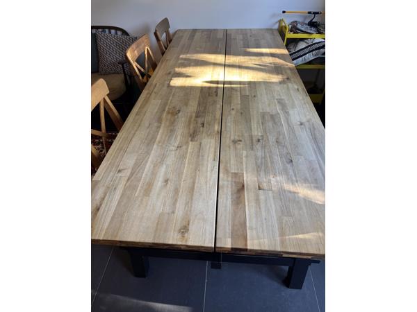 Robuuste houten eettafel 235cm met 3 stoelen