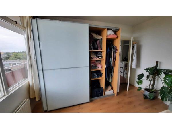 Grote kledingkast