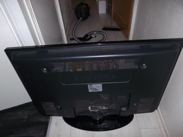 Platte Samsung tv 78 cm met stoorstreep