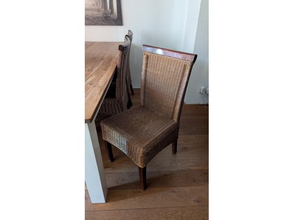 Tafel met 6 rotaneetstoelen