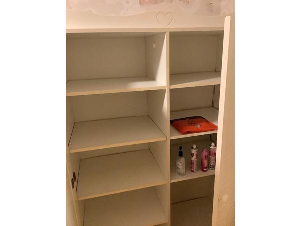 2 lage en 1 hoge grenen kasten en een hoge witte kast