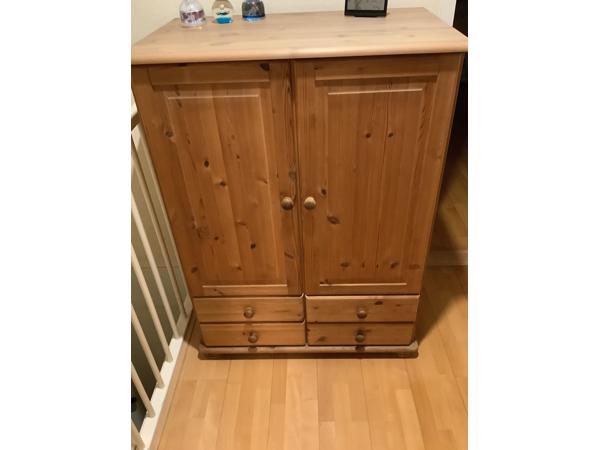 2 lage en 1 hoge grenen kasten en een hoge witte kast