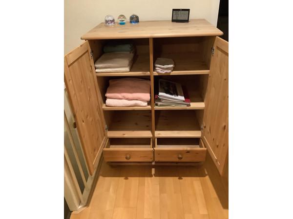 2 lage en 1 hoge grenen kasten en een hoge witte kast