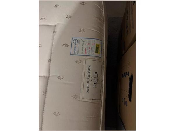 Treca onderstel incl 2 Treca matrassen. Afmeting 200x200