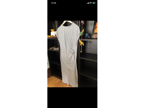 Lange zomerse  jurk met split en korte mouwen