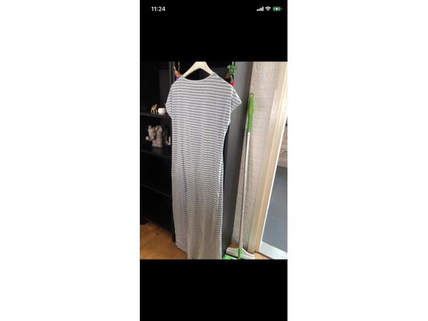 Lange zomerse  jurk met split en korte mouwen