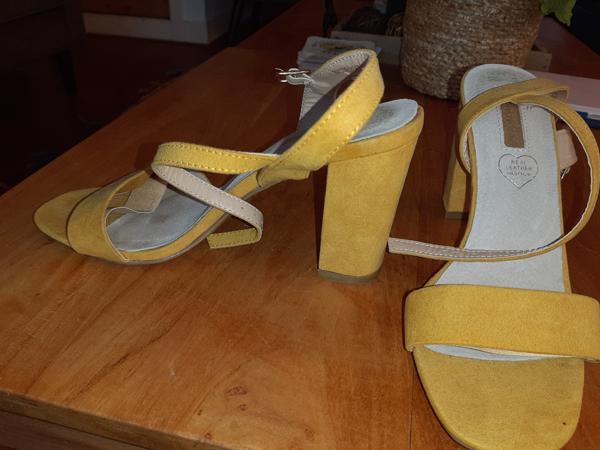 Gele sandalen met hak, maat 39