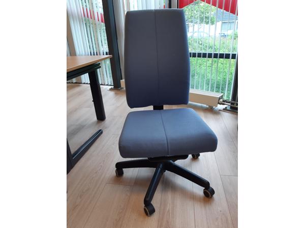Lichtblauwe bureaustoel zonder armleuningen