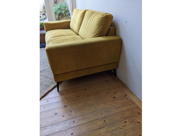 Oker twee zitsbank ,180 bij 85 ,zithoogte 38.