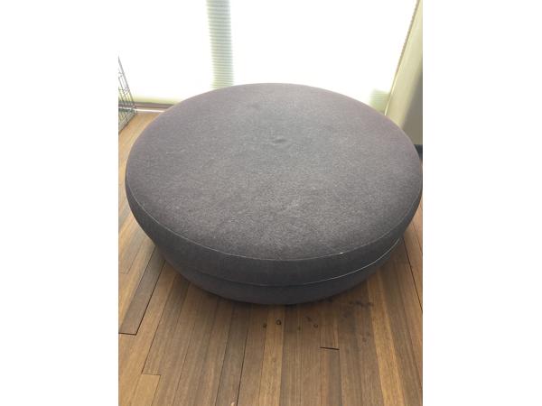 Grote ronde donkergrijze poef om op te zitten of te liggen