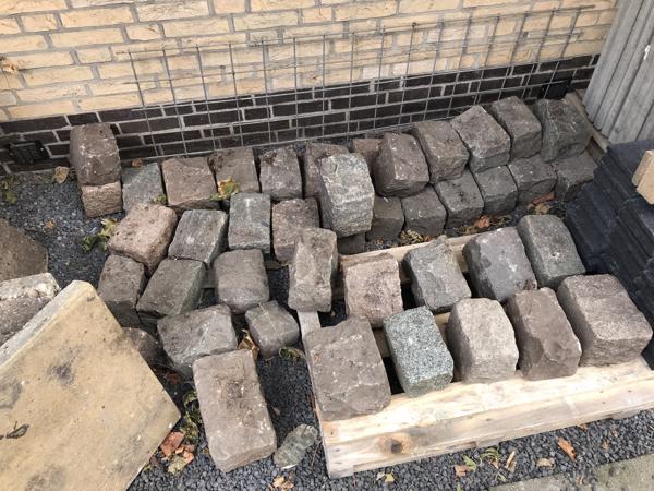 Diverse soorten tegels en kinderkopjes