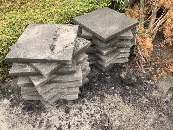 Diverse soorten tegels en kinderkopjes