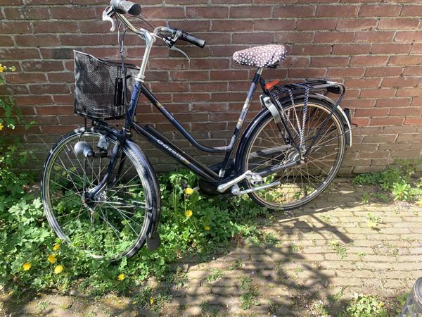 Damesfiets Met Mandje Voorop In Haarlem - Fietsen En Brommers ...