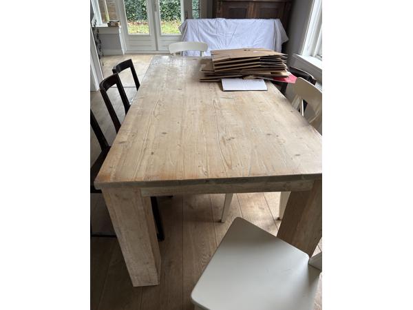 Leuke witte eettafel met stoelem