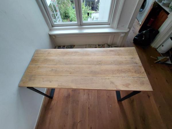 Houten eettafel stalen poten