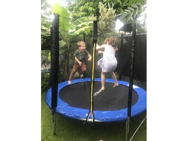 Trampoline met beschermnet