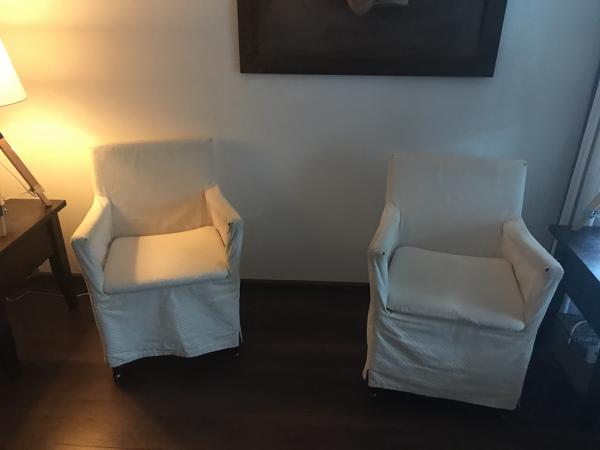 twee witte stoeltjes