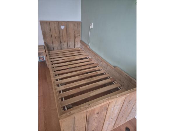 Mooi 1 persoons bed steigerhout met lattenbodem en nachtkastje