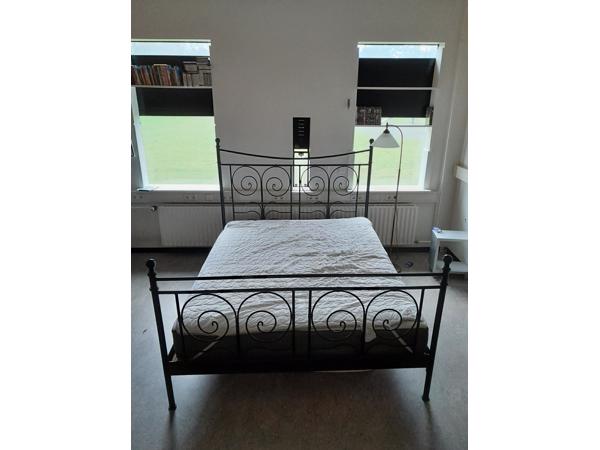 Bed, frame + matras in goede staat