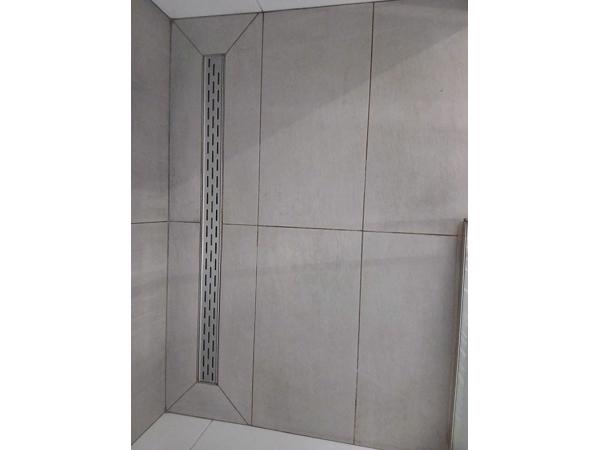 Diverse vloertegels grijs/donkergrijs badkamer/keuken