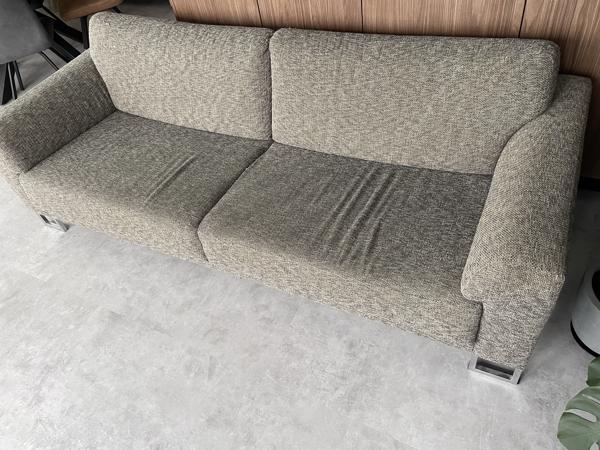 Driepersoons grijze stoffen bank