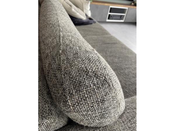 Driepersoons grijze stoffen bank