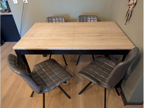 Uitschuifbare eettafel "Bjursta" IKEA + 4 stoelen