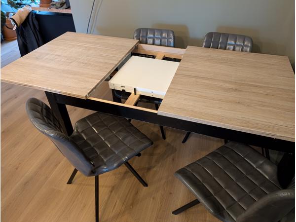 Uitschuifbare eettafel "Bjursta" IKEA + 4 stoelen