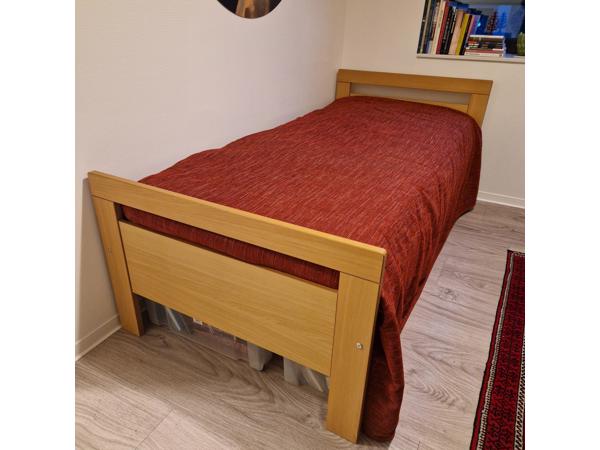 Eenpersoons bed met lattebodem en matras