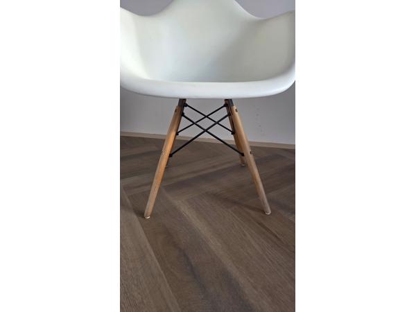 Replica vitra Eames stoelen met gebruikssporen