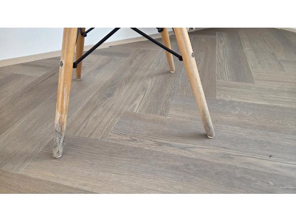 Replica vitra Eames stoelen met gebruikssporen