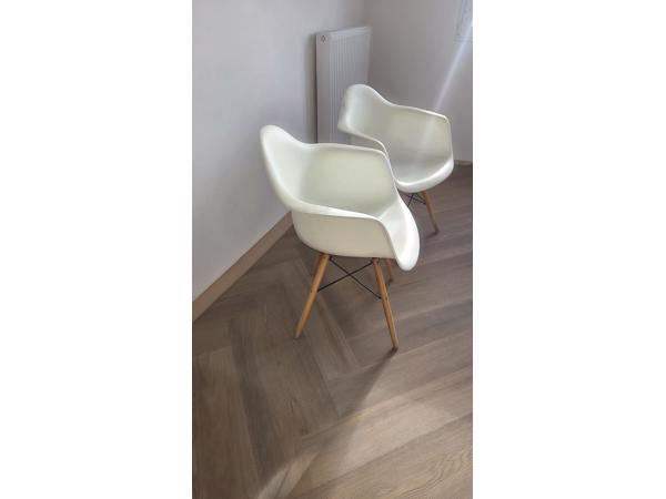 Replica vitra Eames stoelen met gebruikssporen