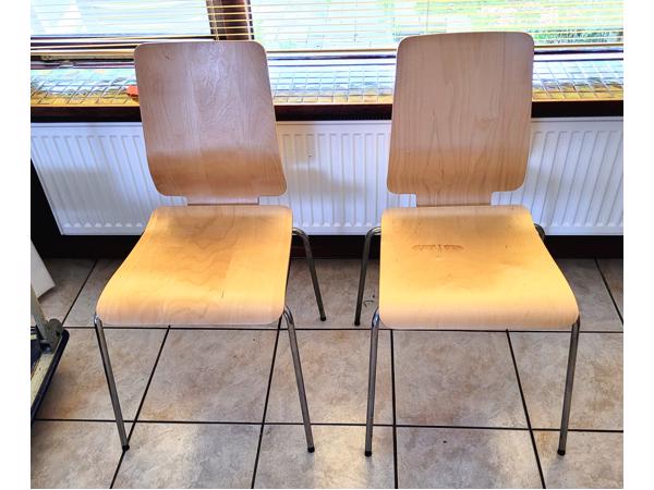 houten stoeltjes met chromen pootjes