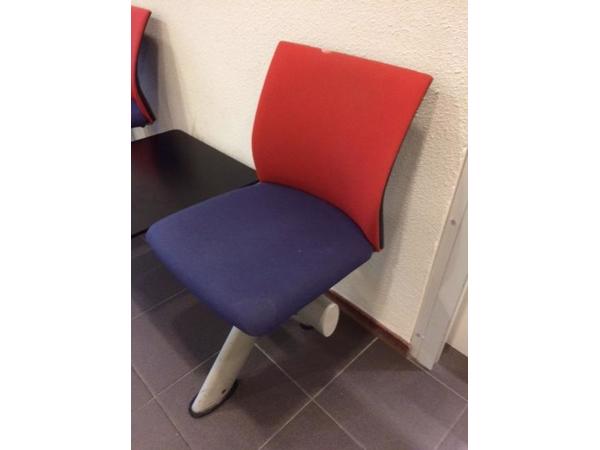 Rij met 4 stoelen en 1 tafel- ideaal voor wachtruimte