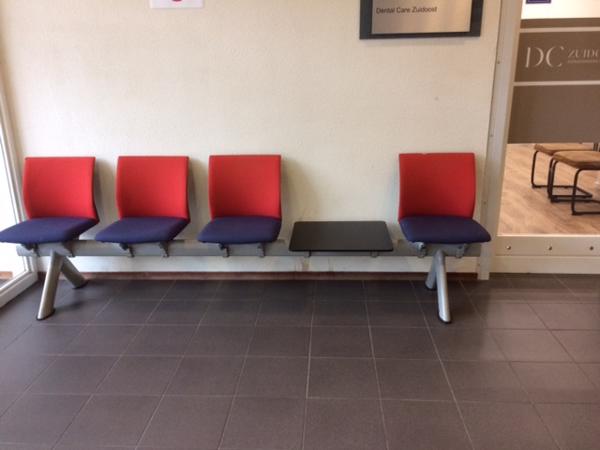 Rij met 4 stoelen en 1 tafel- ideaal voor wachtruimte