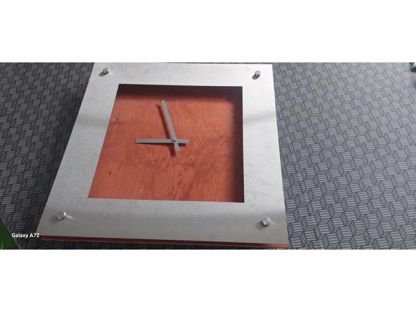 Moderne klok 48cm x48cmm