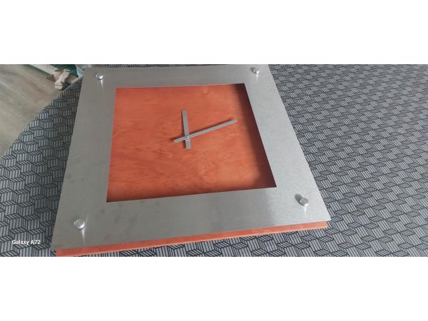 Moderne klok 48cm x48cmm