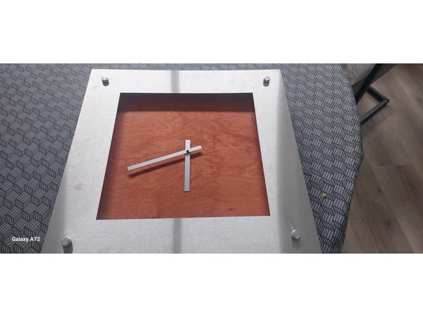Moderne klok 48cm x48cmm