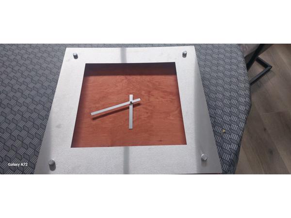 Moderne klok 48cm x48cmm