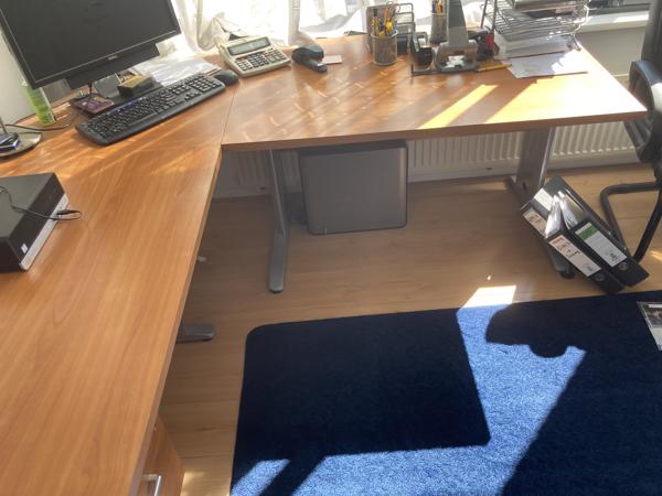 Goed stevig houten bureau in hoekvorm