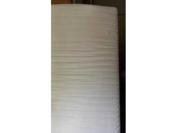2 bedbodems 70x200, 1 matras 140x200