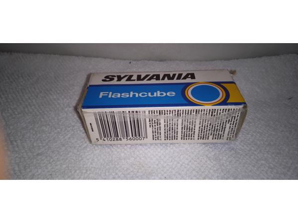 9 Sylvania Flash cubes