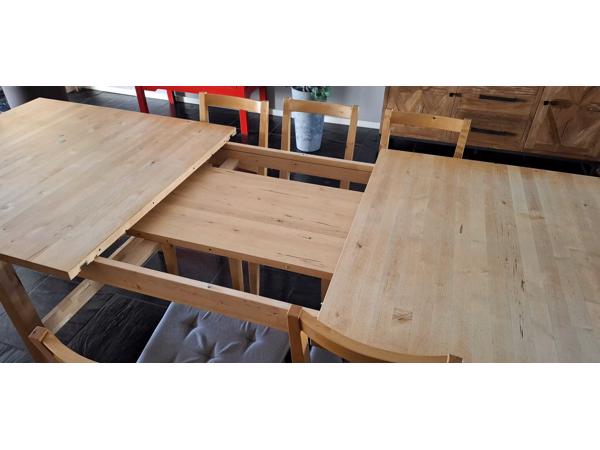 Grote lichtgrenen eettafel (uitschuifbaar) met 7 stoelen