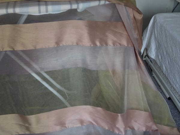 Glanzende vitrage in herfstkleuren, 220 cm hoog, 4 m breed.