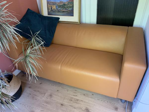 Oranje nep-lederen 2 zits-bank (Ikea Klippan)